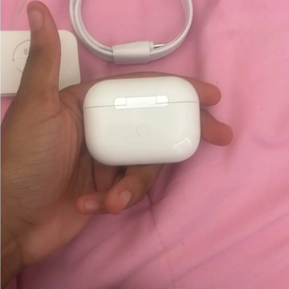 Apple White Wireless Earbuds Charging Case with Cable
